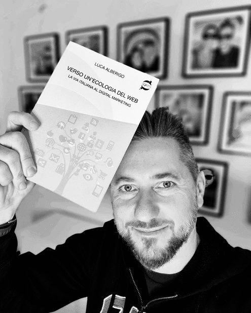 Luca Alberigo con una copia di «Verso un'ecologia del web»