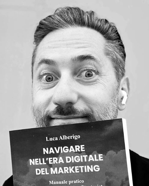 Luca Alberigo con una copia di «Navigare nell'Era digitale del Marketing»