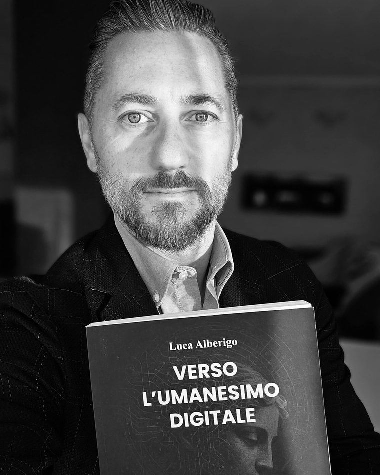 Luca Alberigo con una copia di «Verso l'Umanesimo Digitale»