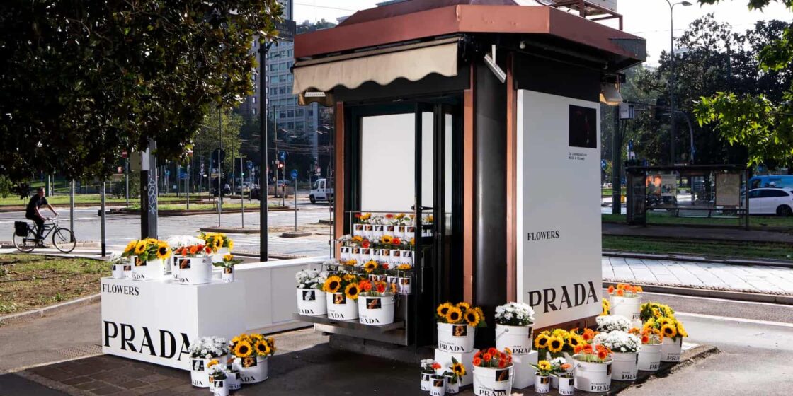 La strategia phygital di Prada: “Fragili ma forti, effimeri e insieme eterni”