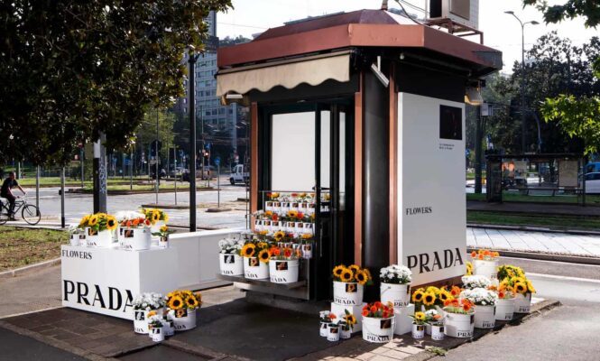 La strategia phygital di Prada: “Fragili ma forti, effimeri e insieme eterni”